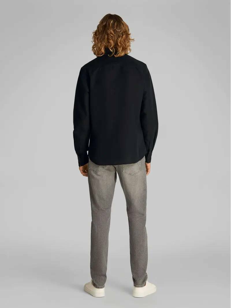 detail Calvin Klein pánská černá košile