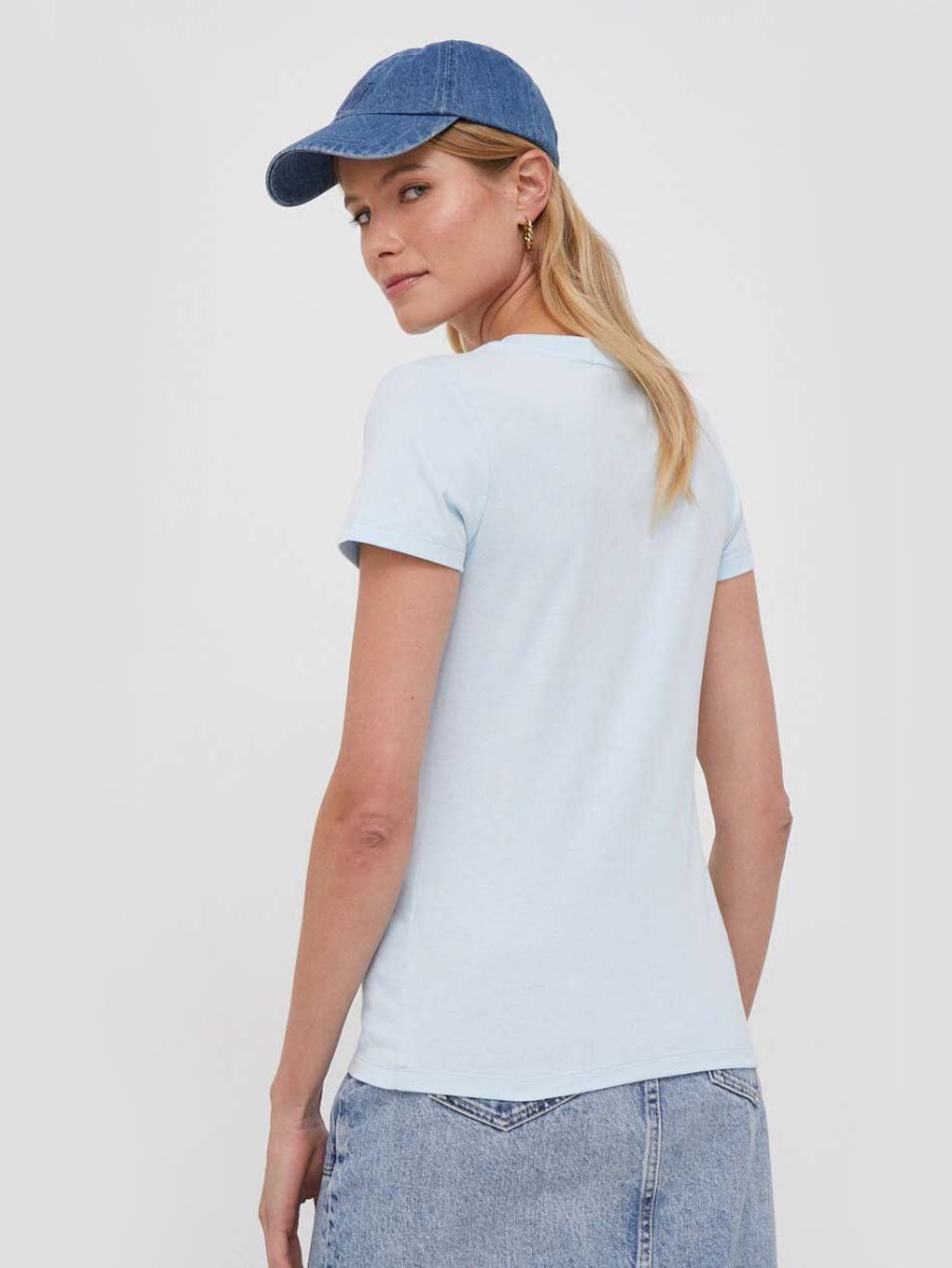 detail Calvin Klein dámské světle modré tričko