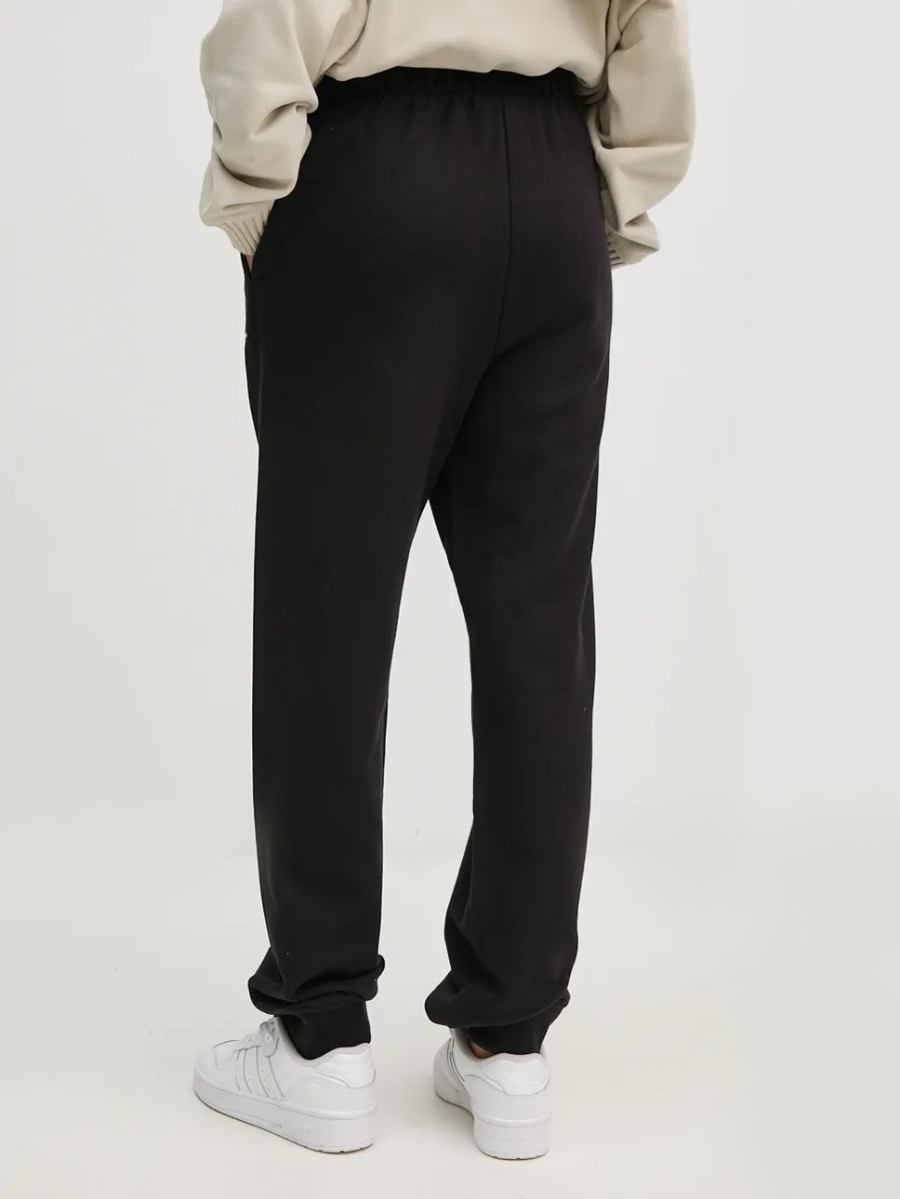 detail Calvin Klein dámské černé tepláky