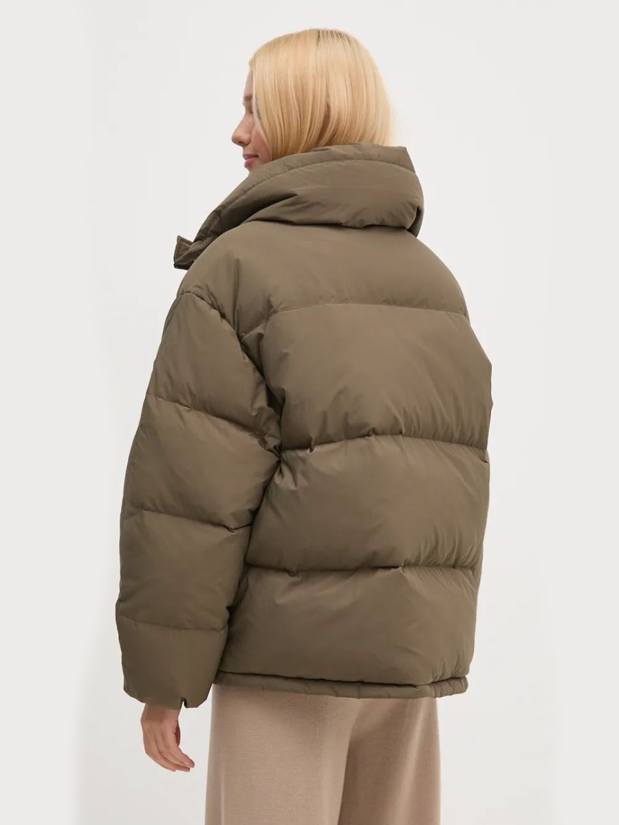 detail Calvin Klein dámská hnědá bunda