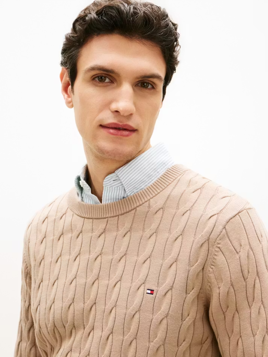 detail Tommy Hilfiger pánský béžový svetr