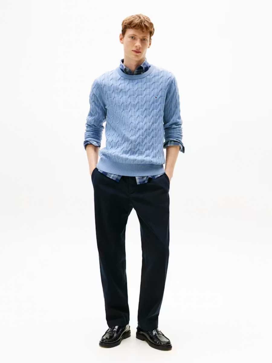 detail Tommy Hilfiger pánský modrý svetr