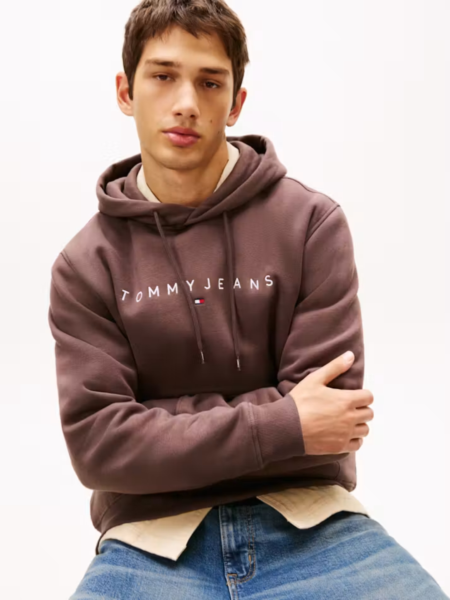 detail Tommy Jeans pánská tmavě hnědá mikina