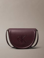 detail Calvin Klein dámská vínová kabelka