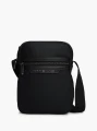 detail Tommy Hilfiger pánská černá taška přes rameno