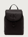 detail Calvin Klein dámský hnědý batoh