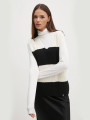 detail Calvin Klein dámská černobílá vesta