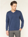 detail Tommy Hilfiger pánský modrý svetr s výstřihem do V