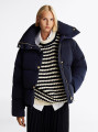 detail Tommy Hilfiger dámská tmavě modrá péřová bunda