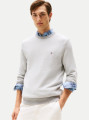 detail Tommy Hilfiger pánský světle šedý svetr