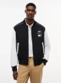 detail Tommy Hilfiger pánský černobílý bomber