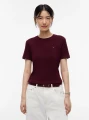 detail Tommy Hilfiger dámské tmavě vínové tričko