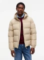 detail Tommy Hilfiger pánská béžová péřová bunda