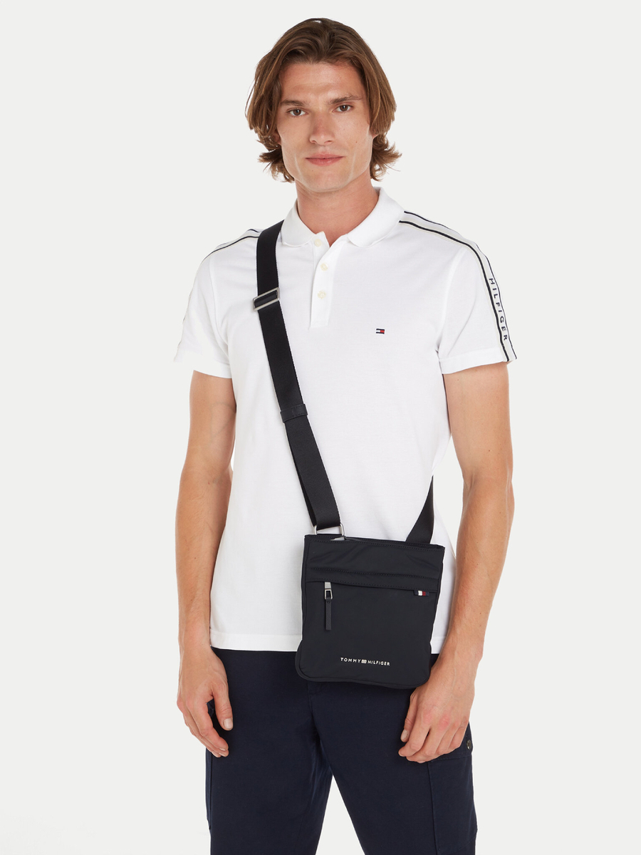 detail Tommy Hilfiger pánská černá taška přes rameno