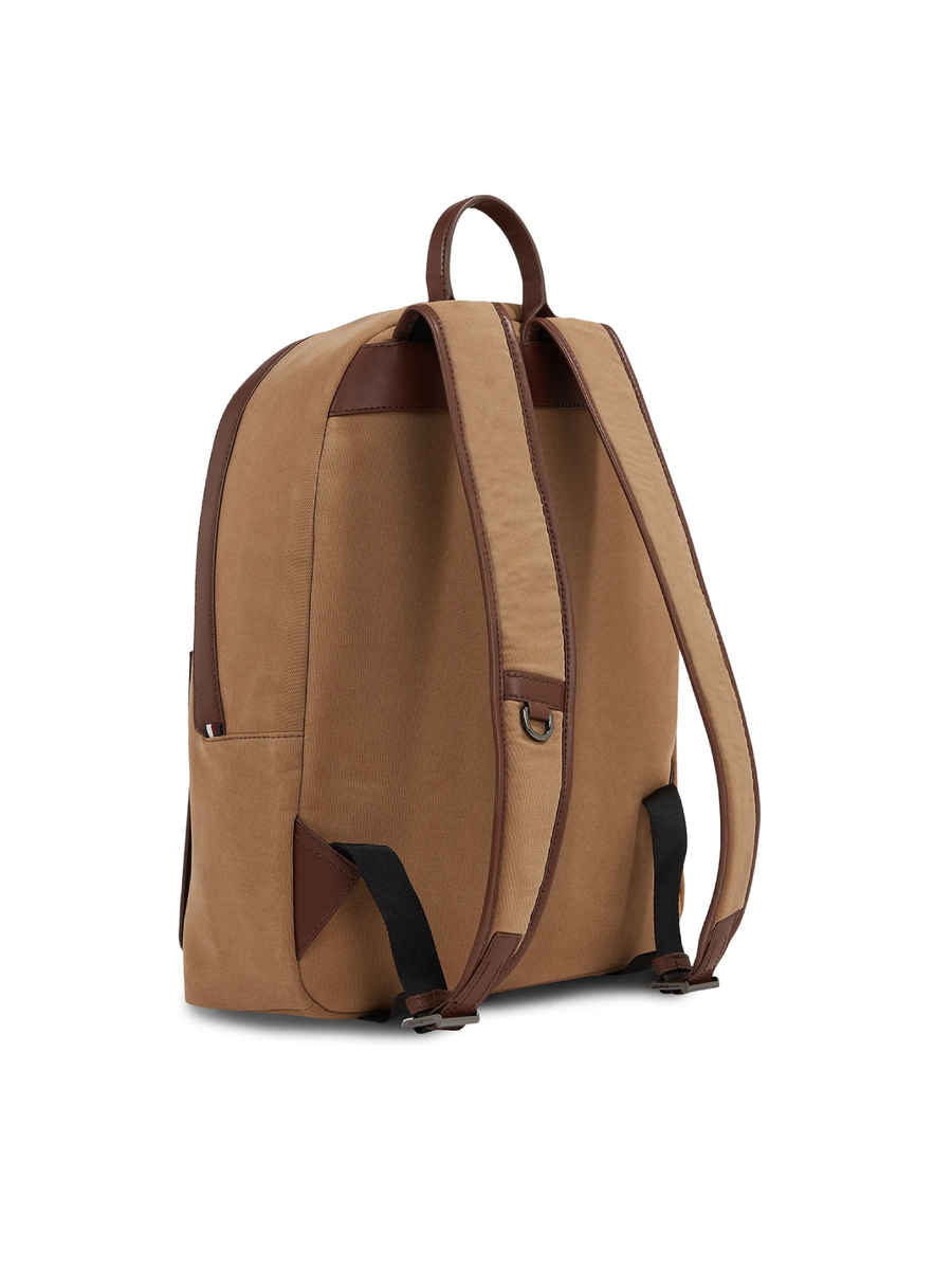 detail Tommy Hilfiger pánský hnědý batoh