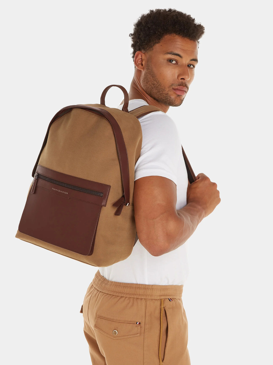 detail Tommy Hilfiger pánský hnědý batoh