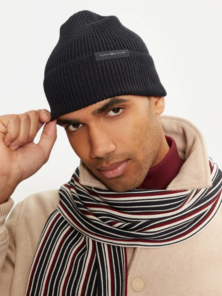 detail Tommy Hilfiger pánská tmavě modrá čepice a šála