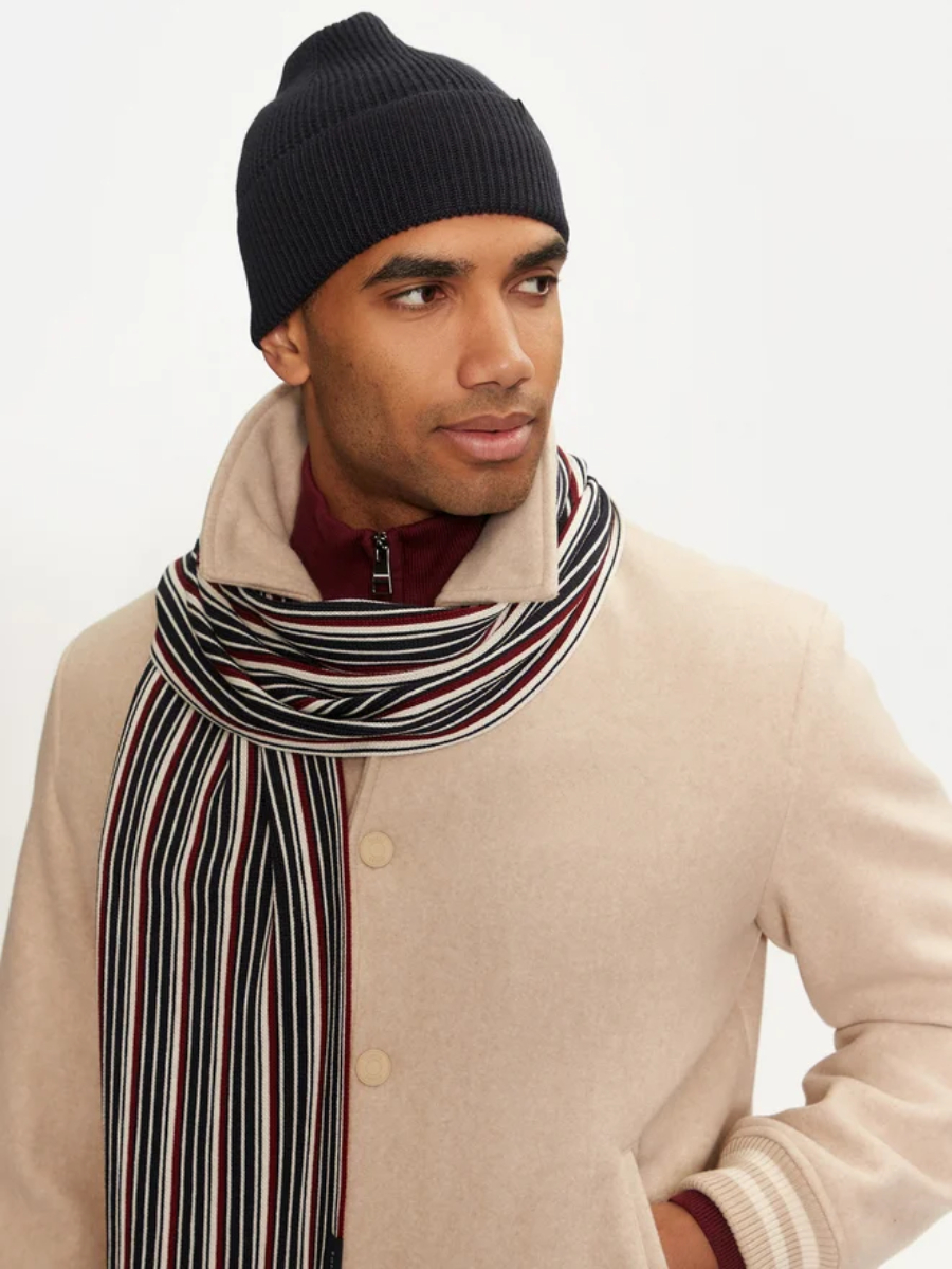 detail Tommy Hilfiger pánská tmavě modrá čepice a šála