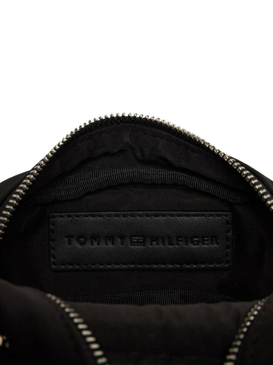 detail Tommy Hilfiger pánská černá taška přes rameno