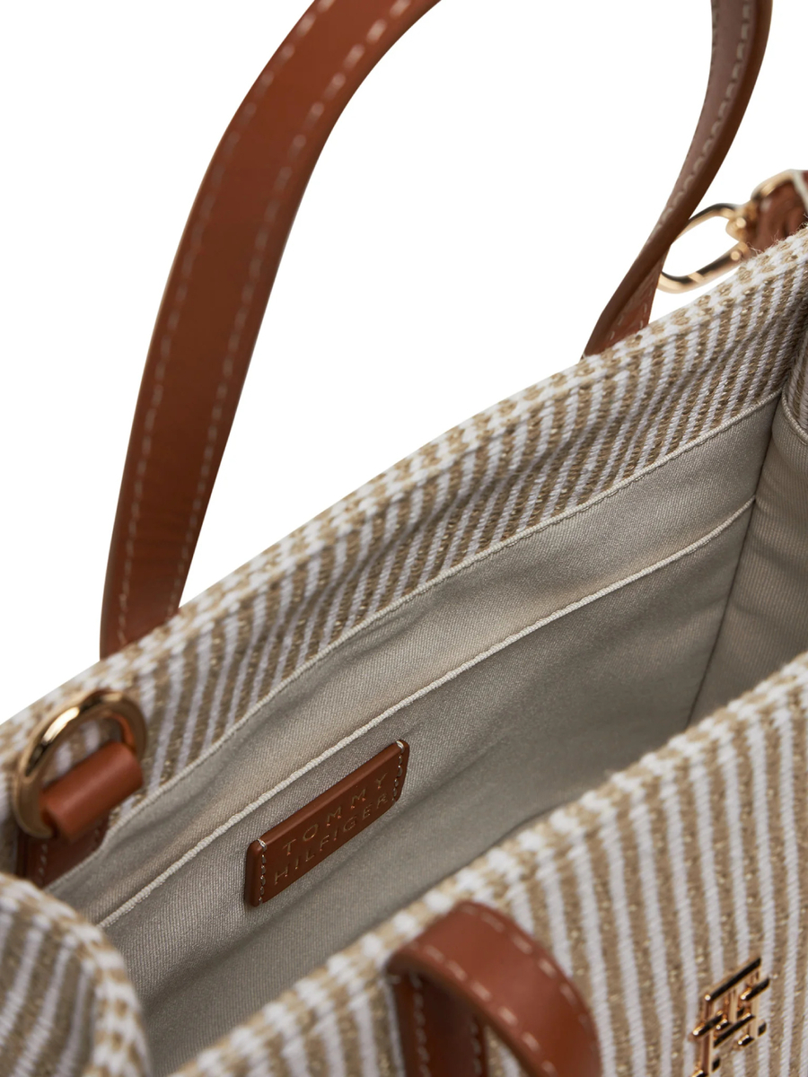 detail Tommy Hilfiger dámská hnědá kabelka