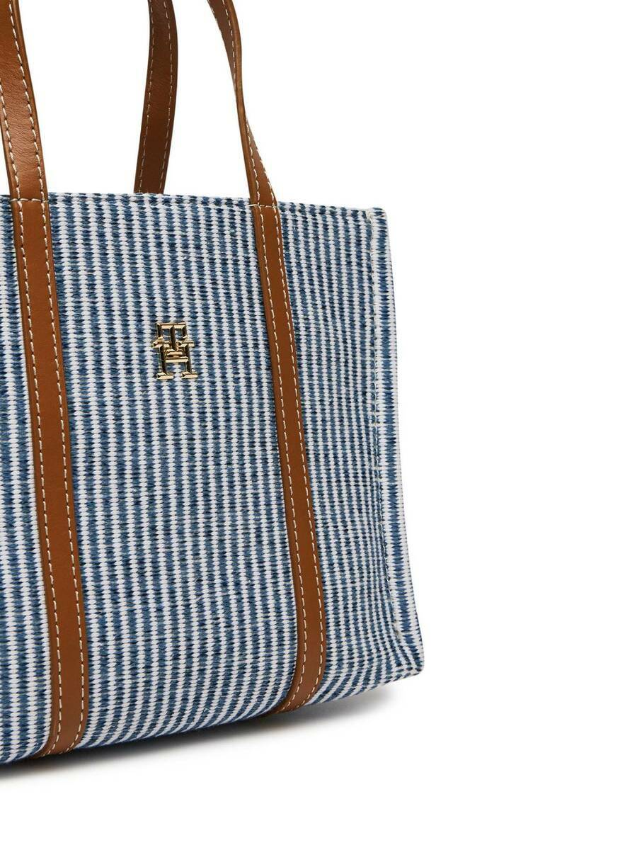 detail Tommy Hilfiger dámská modrá kabelka
