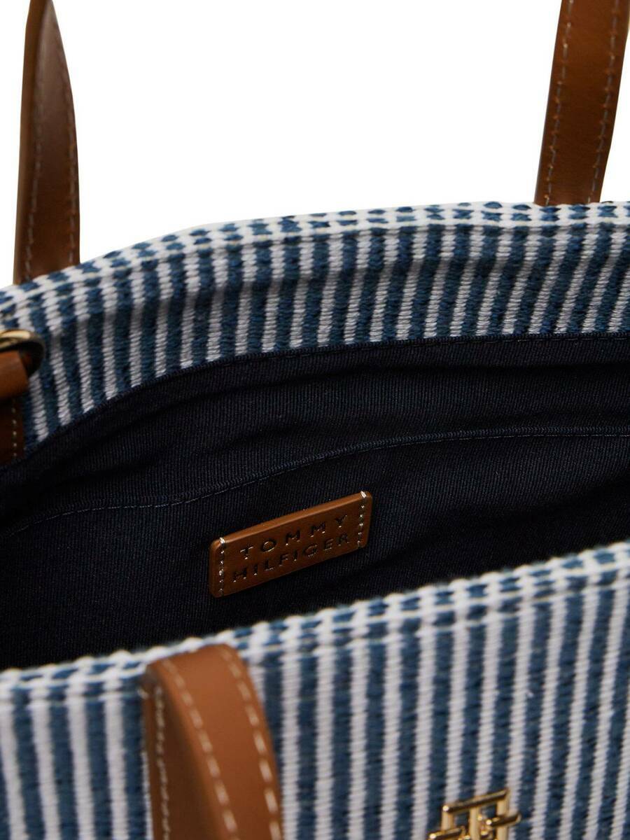 detail Tommy Hilfiger dámská modrá kabelka