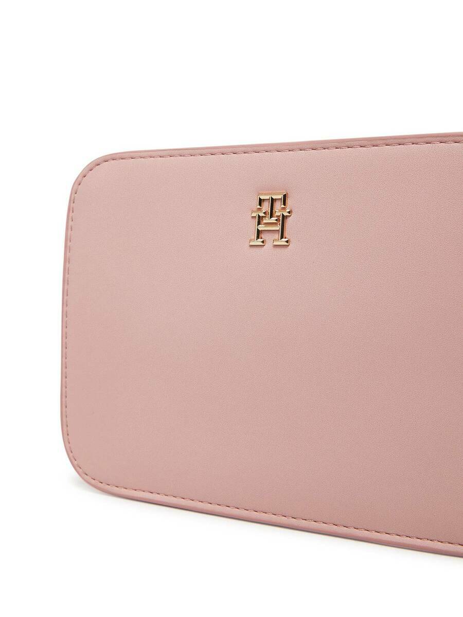 detail Tommy Hilfiger dámská růžová kabelka