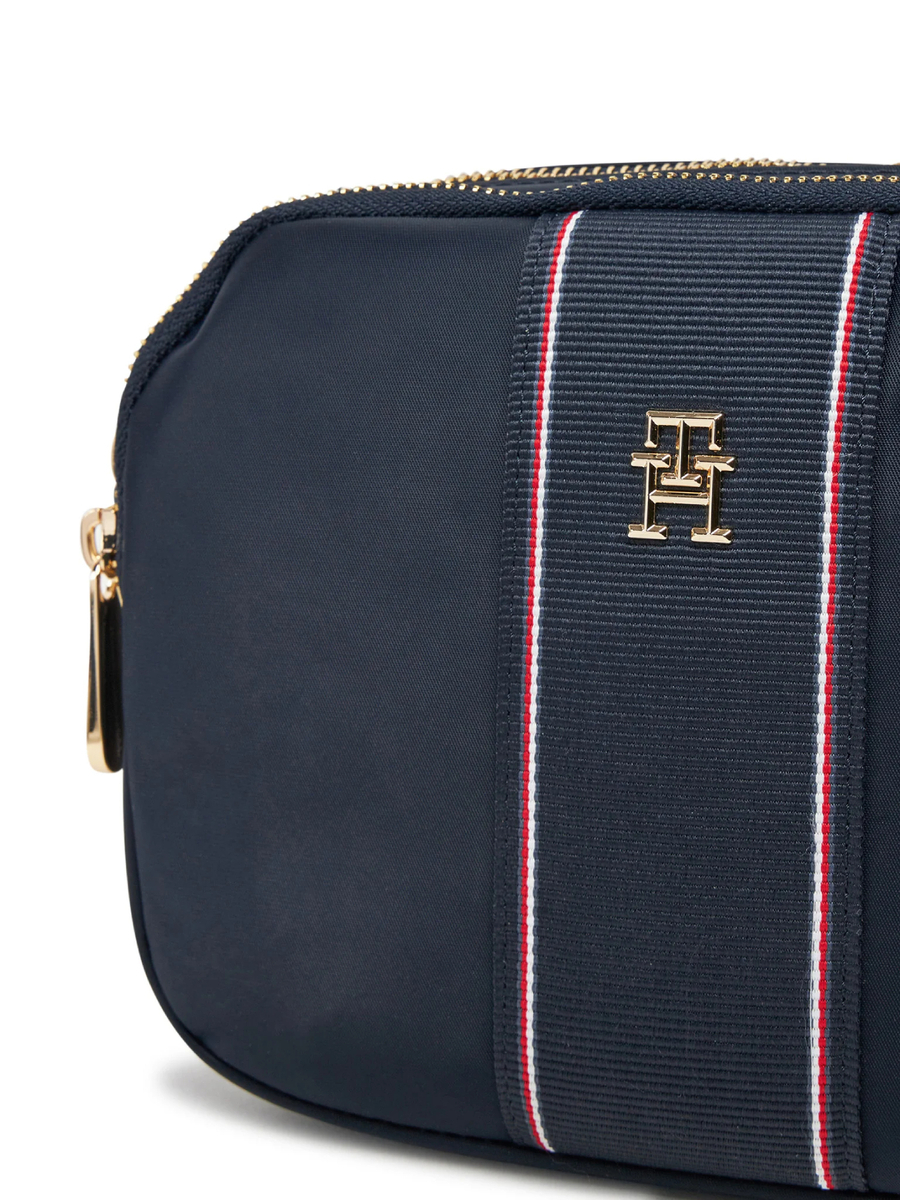 detail Tommy Hilfiger dámská tmavě modrá kabelka