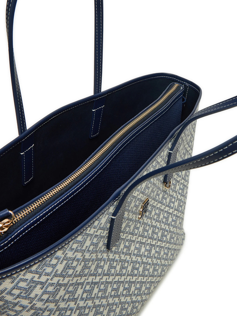 detail Tommy Hilfiger dámská modrá kabelka