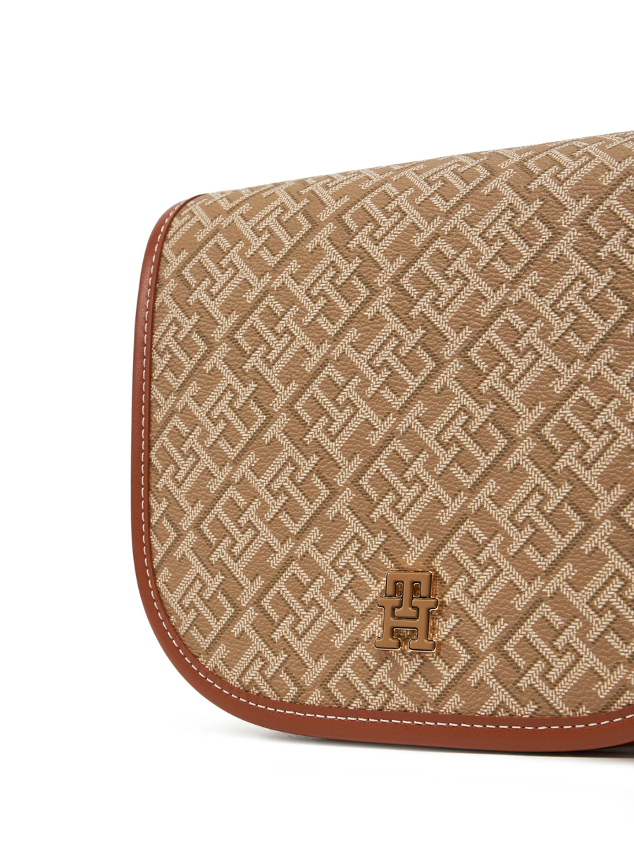 detail Tommy Hilfiger dámská hnědá kabelka
