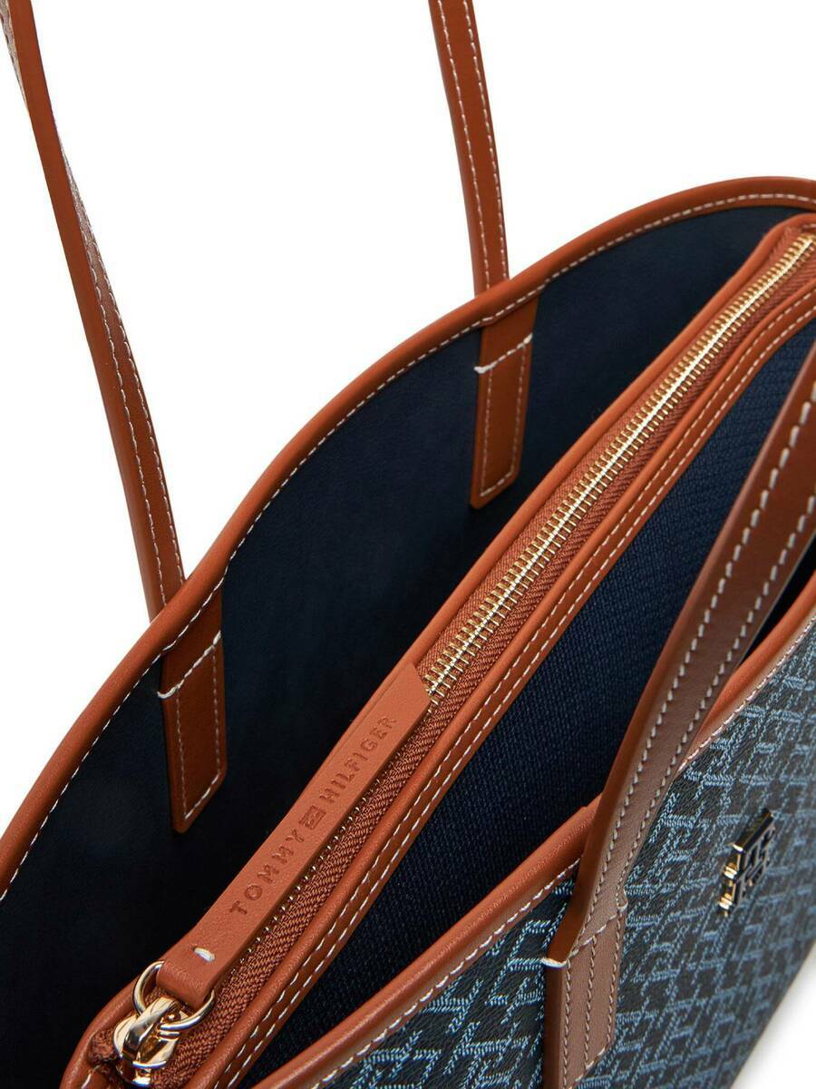 detail Tommy Hilfiger dámská modrá kabelka