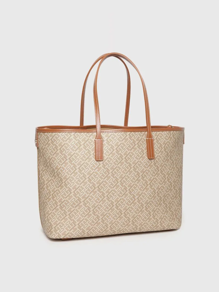 detail Tommy Hilfiger dámská hnědá kabelka Tote