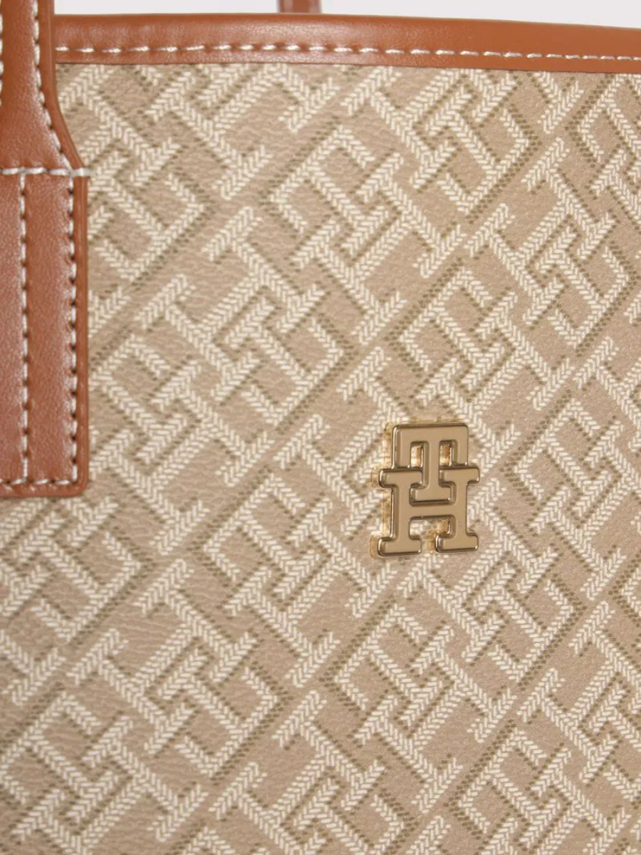 detail Tommy Hilfiger dámská hnědá kabelka Tote