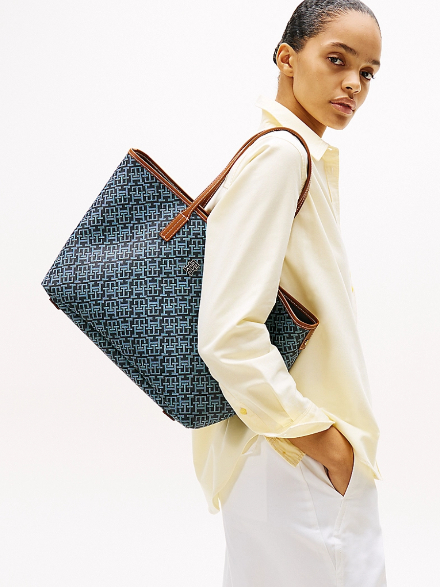 detail Tommy Hilfiger dámská modrá kabelka Tote