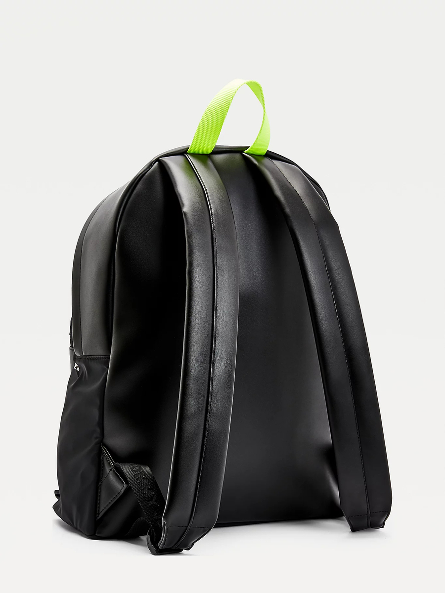 detail Tommy Jeans pánský černý batoh Campus