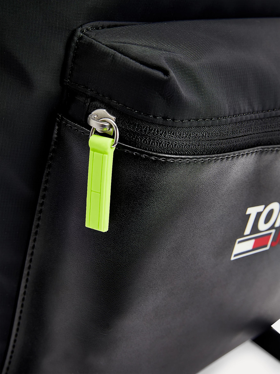 detail Tommy Jeans pánský černý batoh Campus