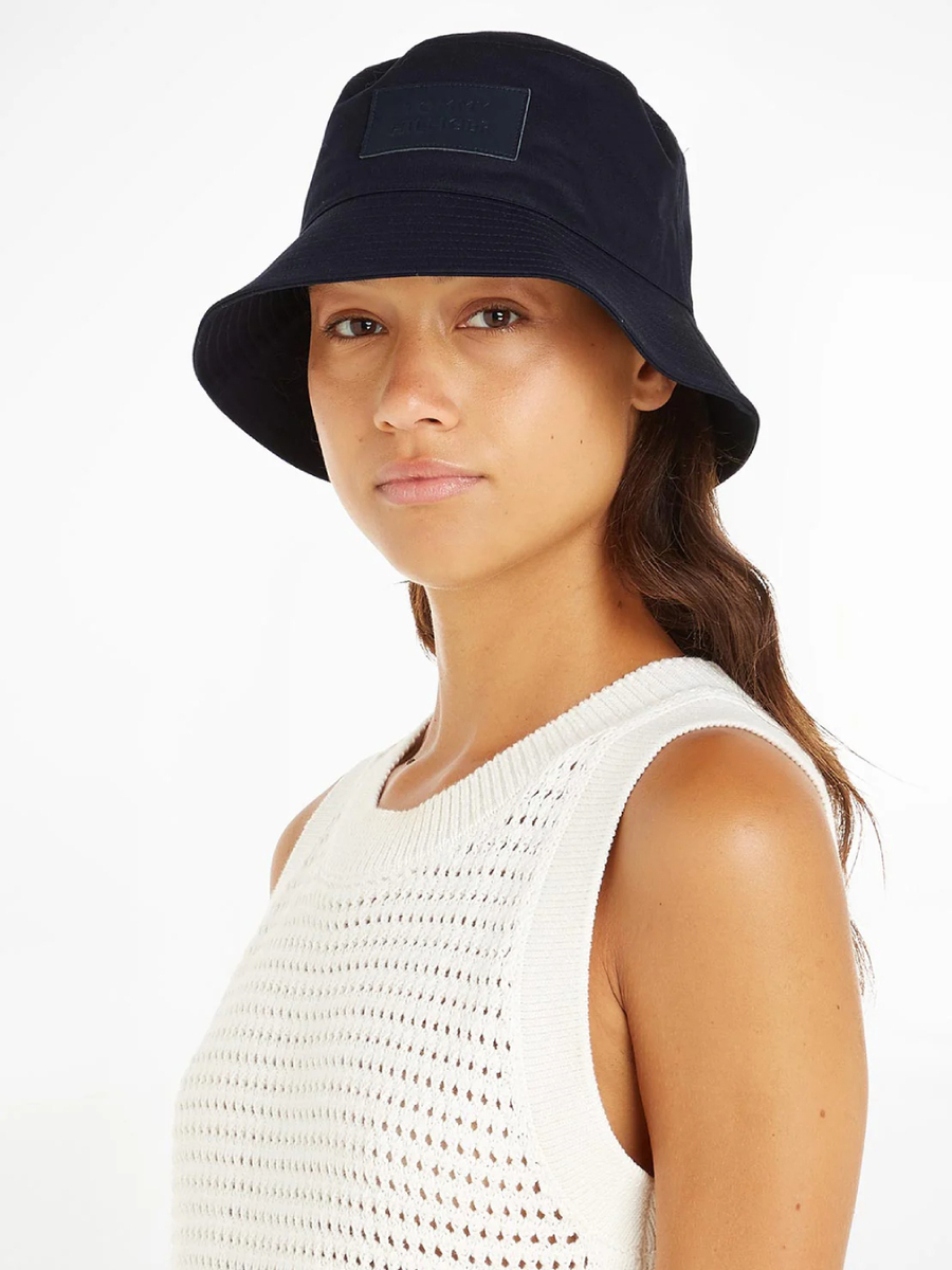 detail Tommy Hilfiger dámský tmavě modrý klobouk