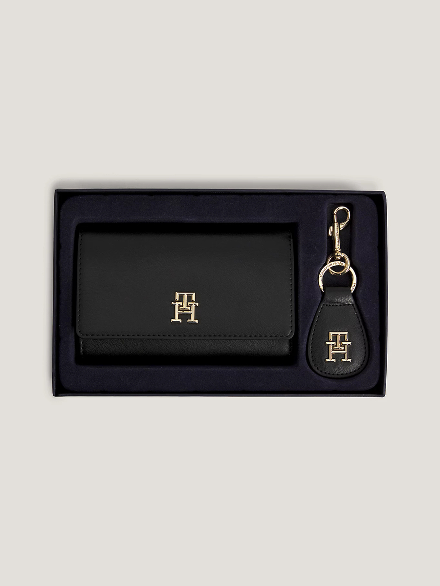 detail Tommy HIlfiger dámská černá peněženka s klíčenkou