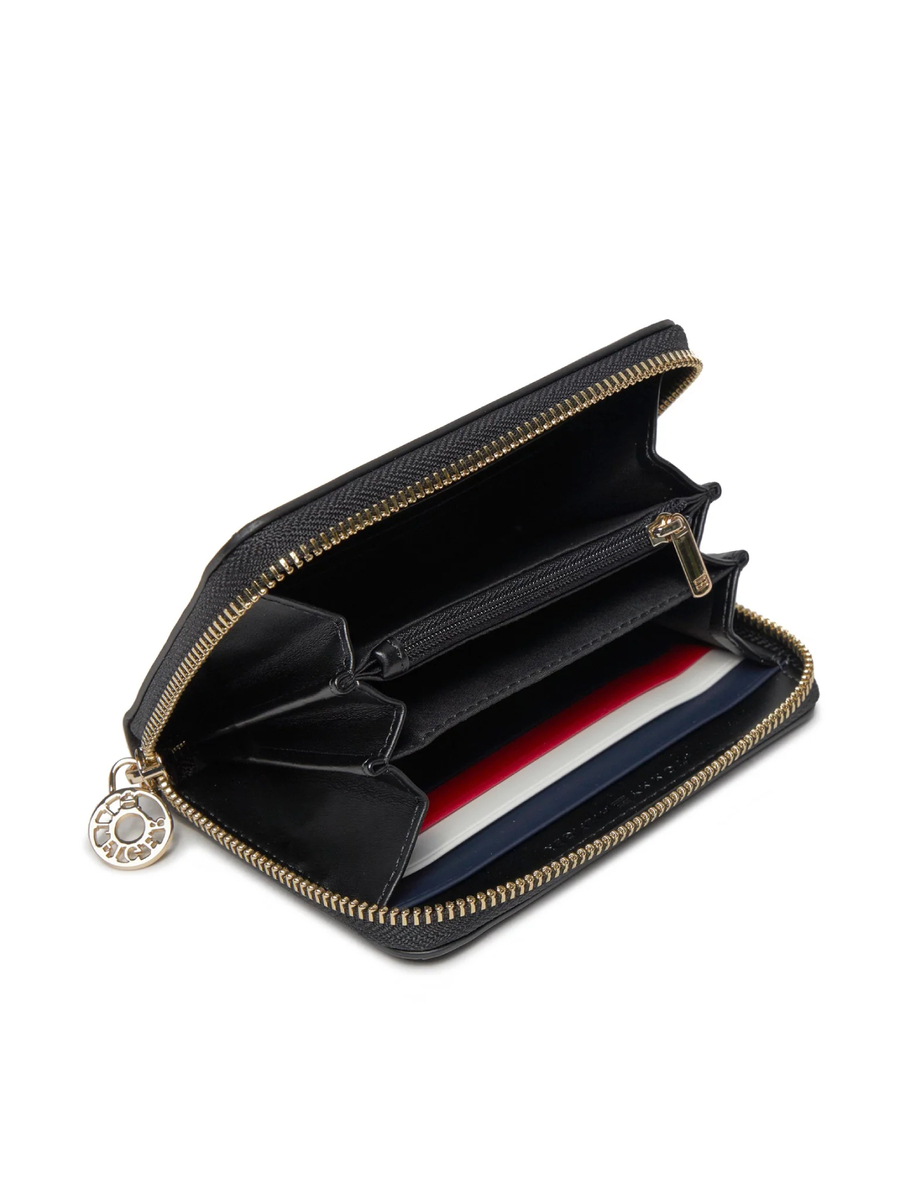 detail Tommy Hilfiger dámská černá peněženka