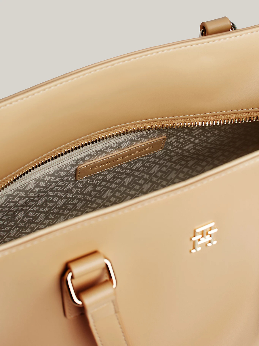 detail Tommy Hilfiger dámská béžová kabelka