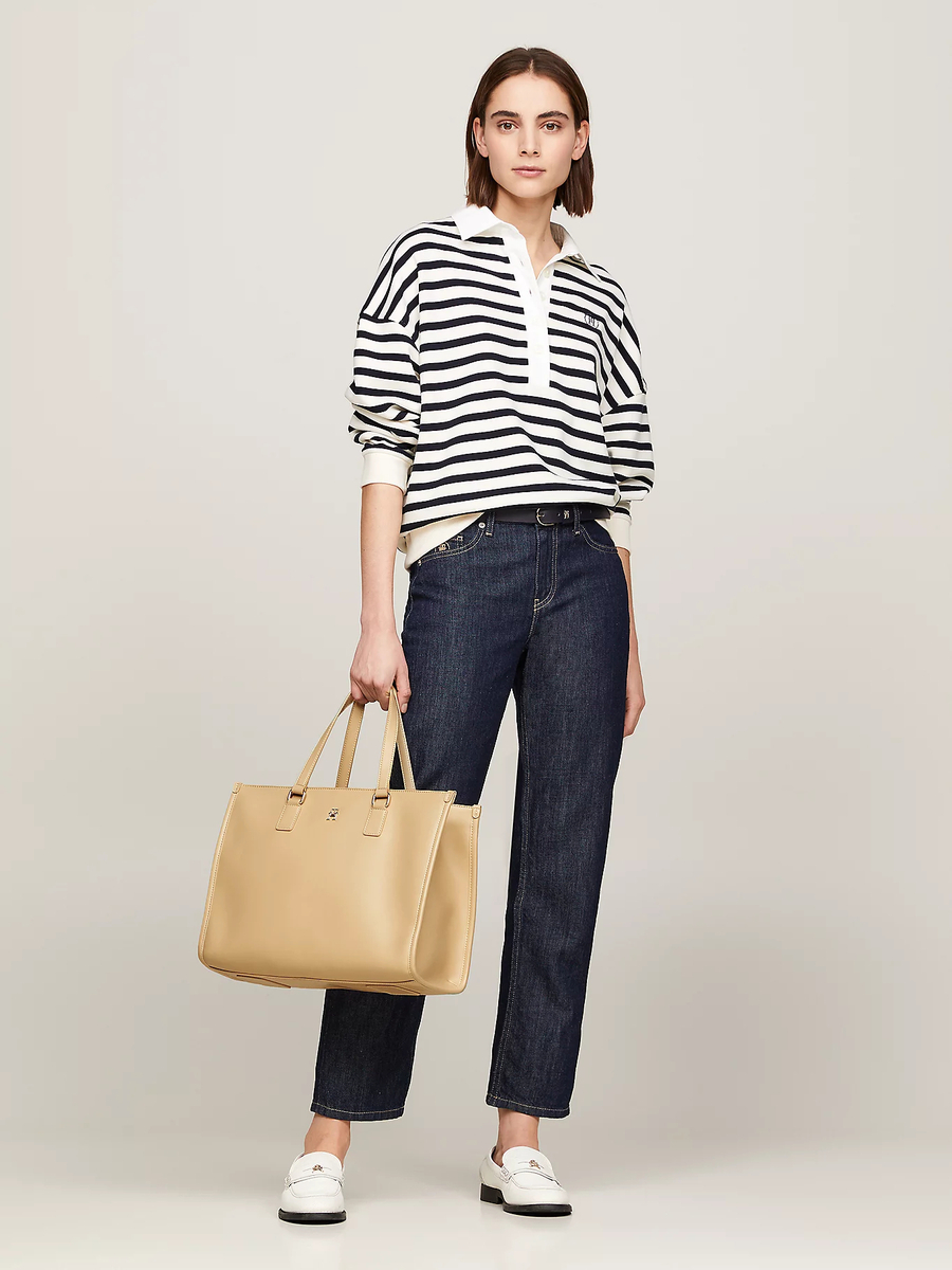 detail Tommy Hilfiger dámská béžová kabelka