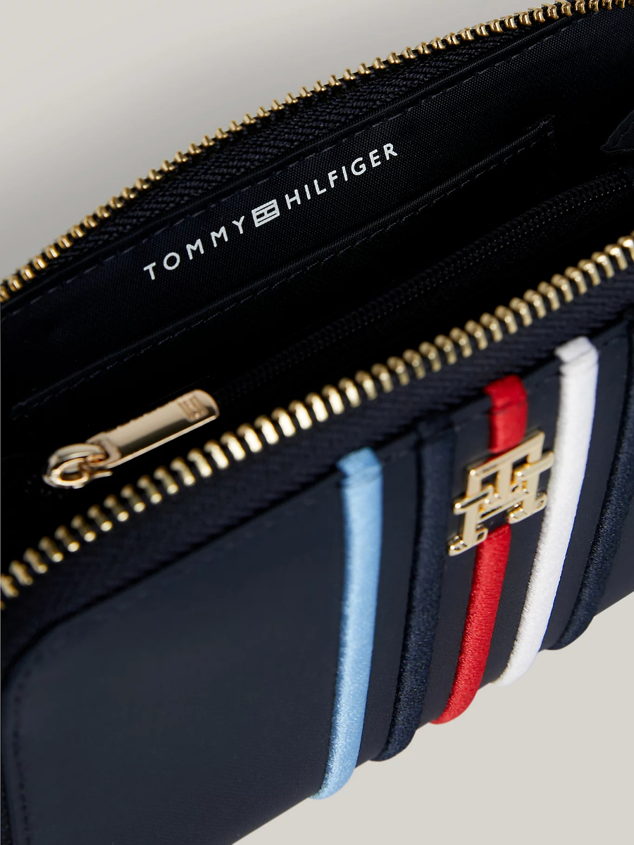 detail Tommy Hilfiger dámská modrá peněženka