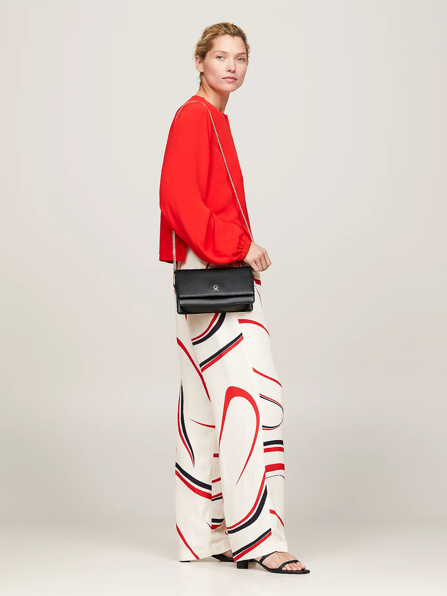 detail Tommy Hilfiger dámská černá crossbody kabelka