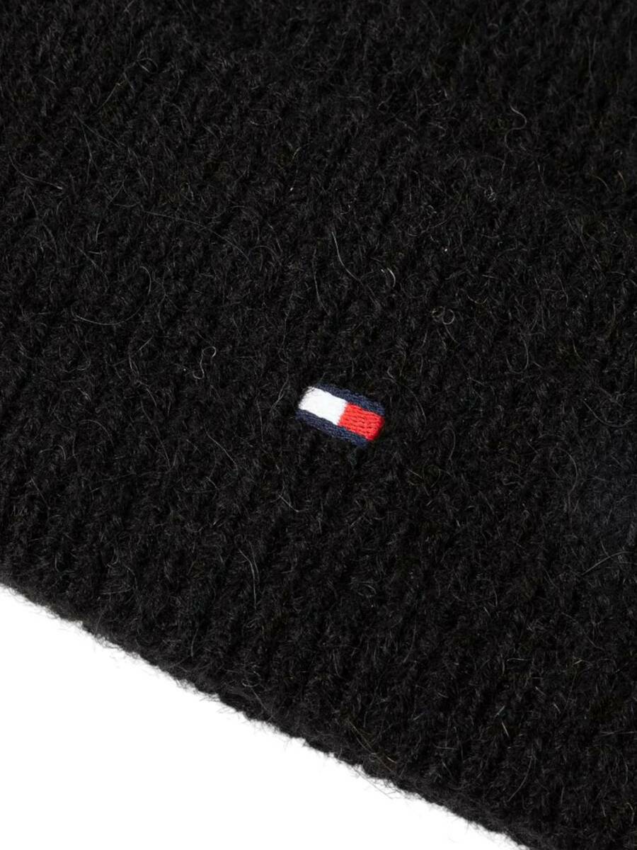 detail Tommy Hilfiger dámská černá čepice