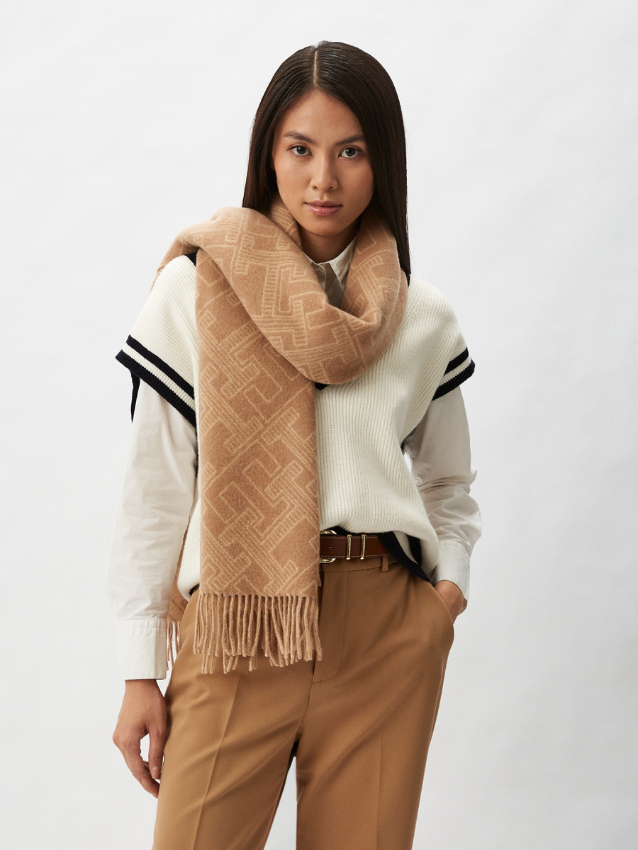detail Tommy Hilfiger dámská béžová šála