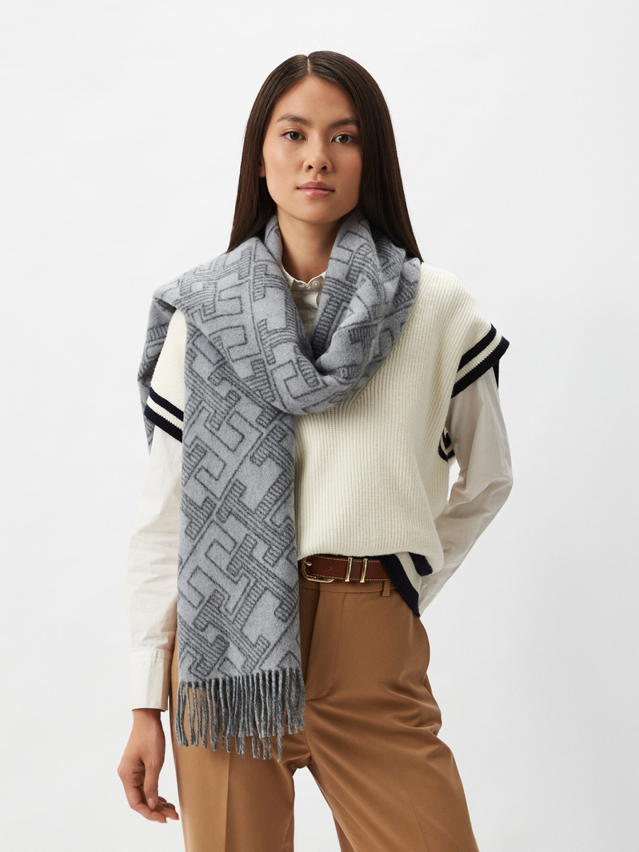 detail Tommy Hilfiger dámská šedá šála