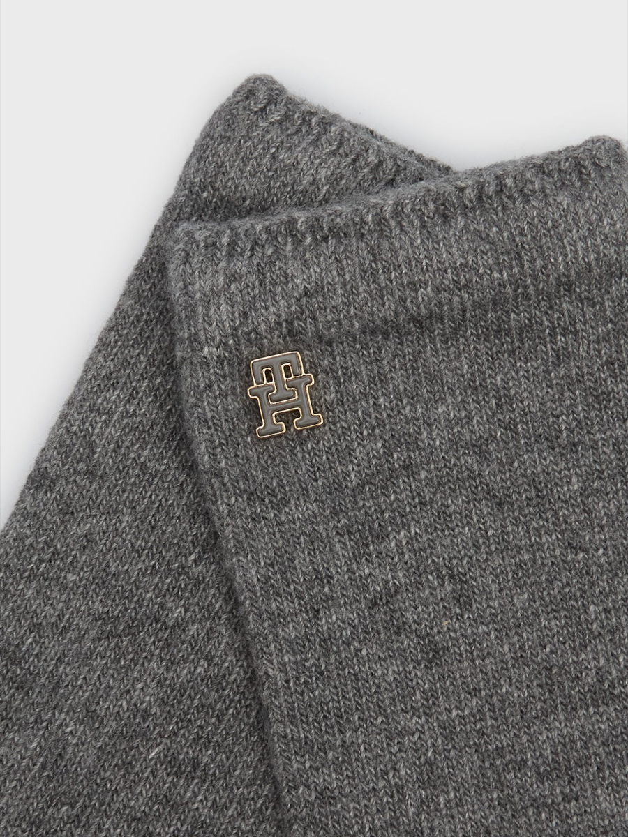 detail Tommy Hilfiger dámské šedé rukavice