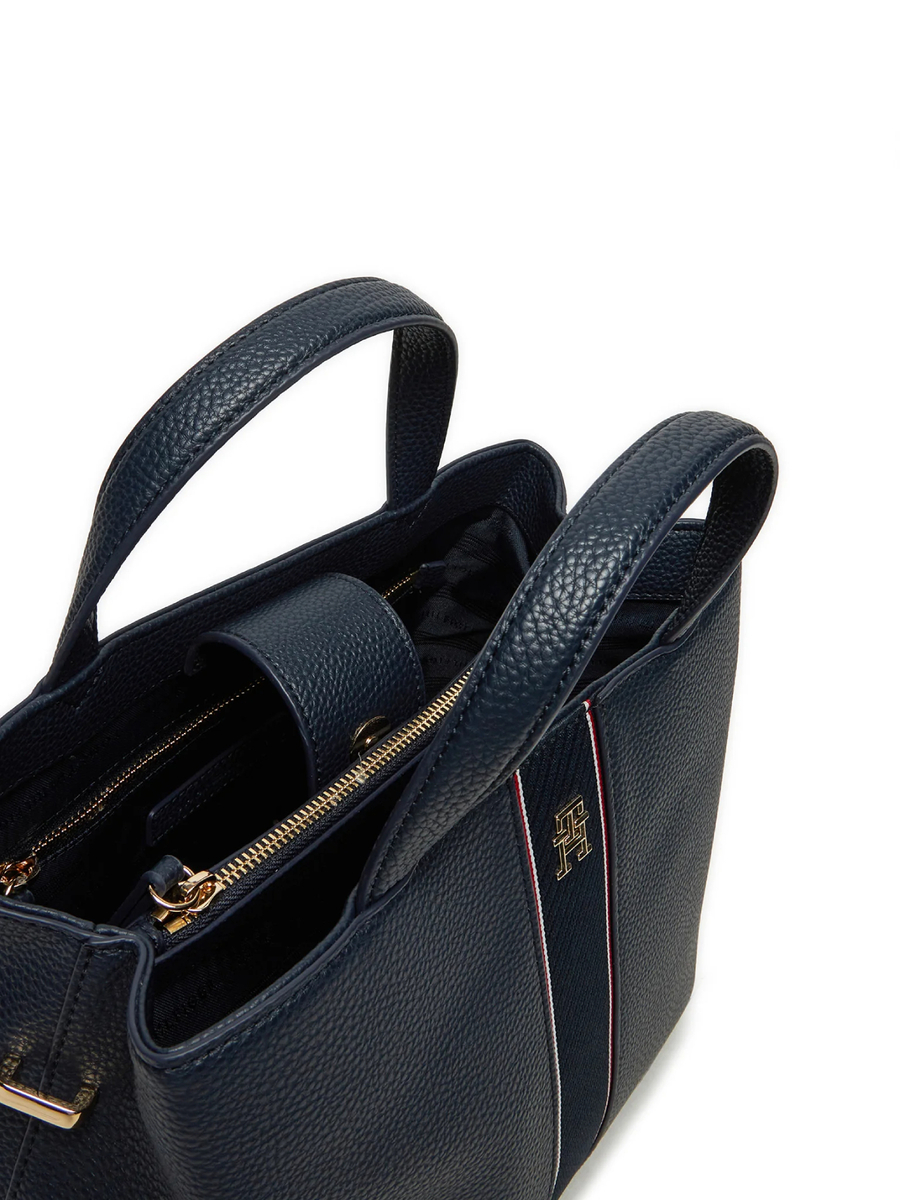 detail Tommy Hilfiger dámská tmavě modrá kabelka