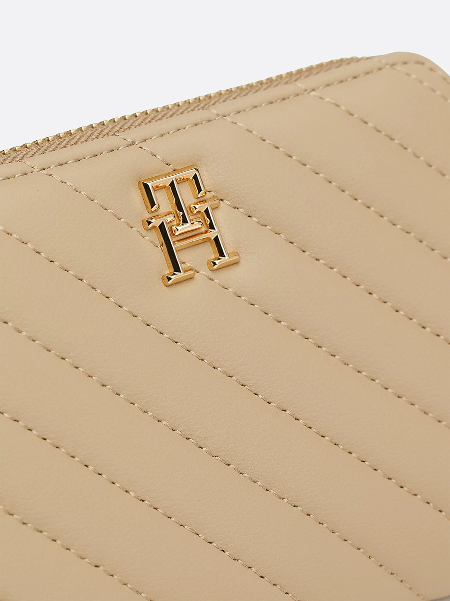 detail Tommy Hilfiger dámská béžová peněženka