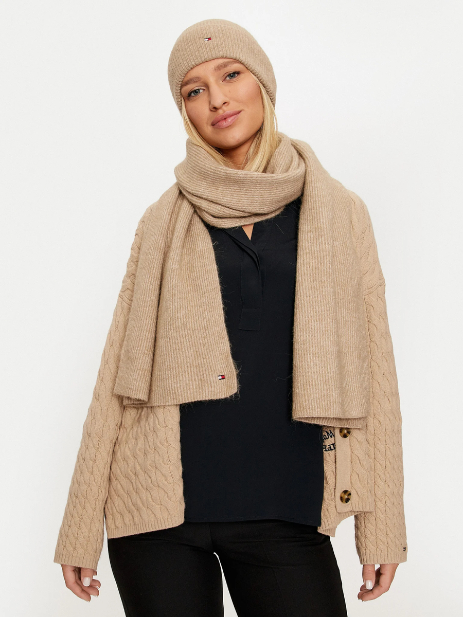 detail Tommy Hilfiger dámská béžová čepice a šála